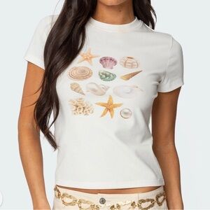 Edikted Seashell Print Cream Tee
